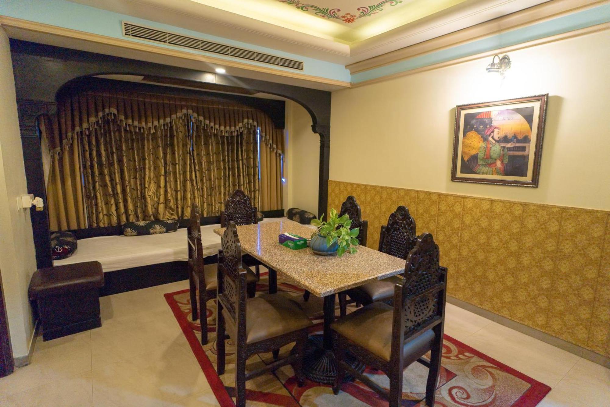 Queen Room,1636011406:JPEG